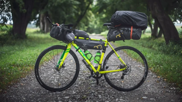 Fahrrad mit Bikepacking Tachen