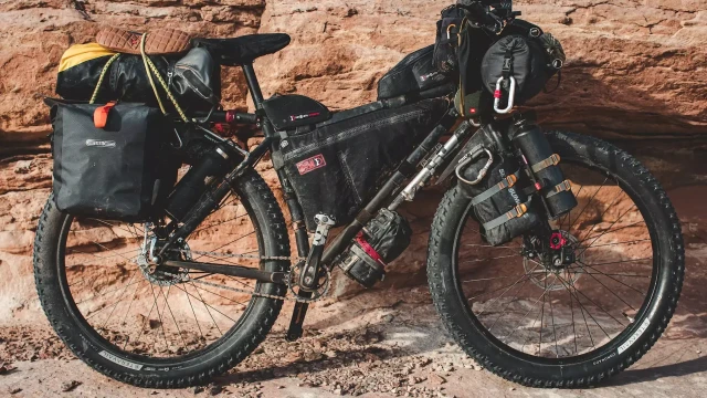 Fahrrad mit Bikepacking Gabeltaschen