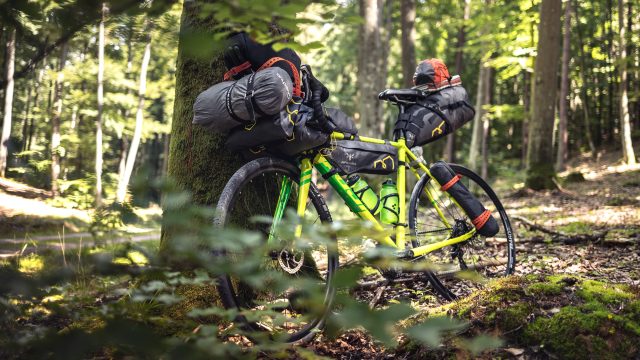 Fahrrad mit Bikepacking Lenkertasche im Wald