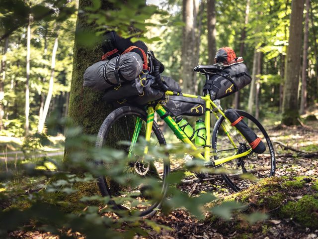 Fahrrad mit Bikepacking Lenkertasche im Wald