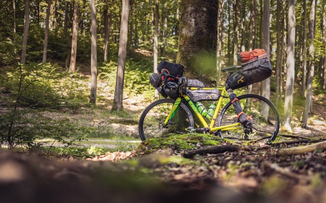 Fahrrad mit Bikepacking Satteltasche - auch Arschrakete gennant - im Wald