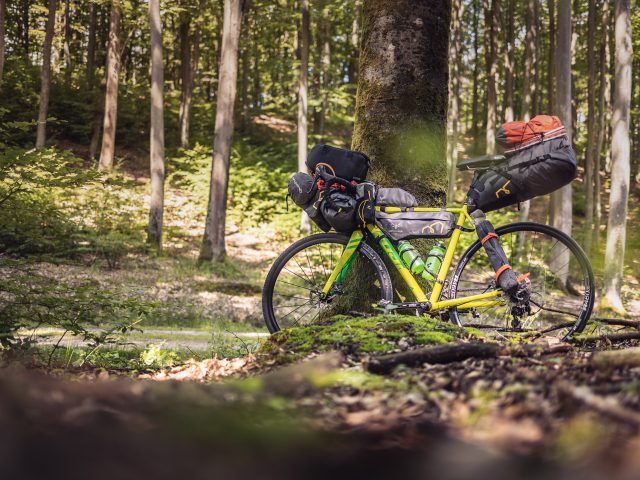 Fahrrad mit Bikepacking Satteltasche - auch Arschrakete gennant - im Wald