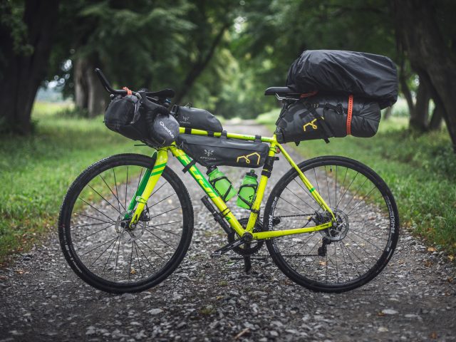 Fahrrad mit Bikepacking Tachen