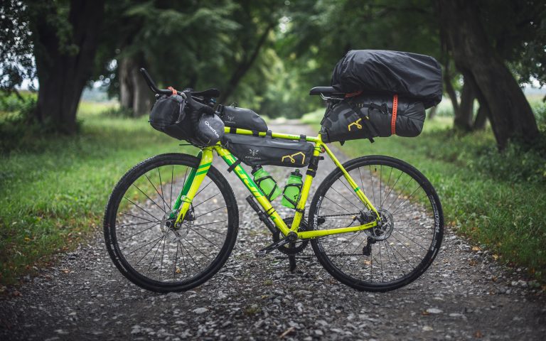 Fahrrad mit Bikepacking Tachen