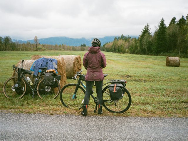 2 Fahrräder mit Bikepacking vs Gepäckträger