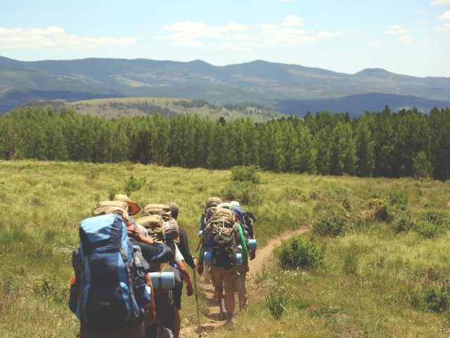 Eine Gruppe Wanderer beim Ultraleicht Trekking