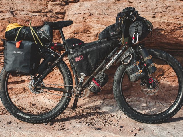 Fahrrad mit Bikepacking Gabeltaschen