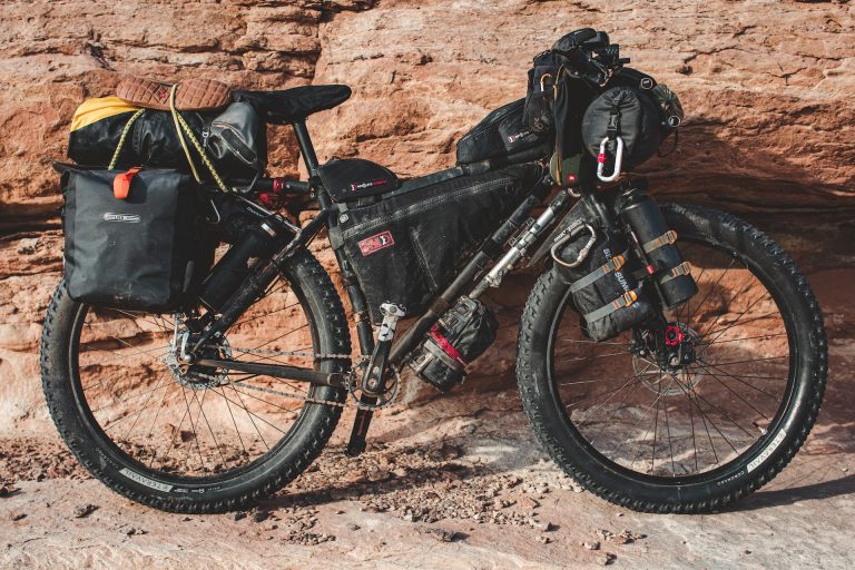 Fahrrad mit Bikepacking Gabeltaschen